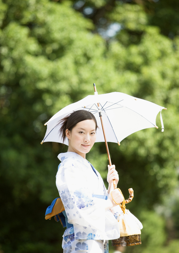 打太阳伞的日本美女图片