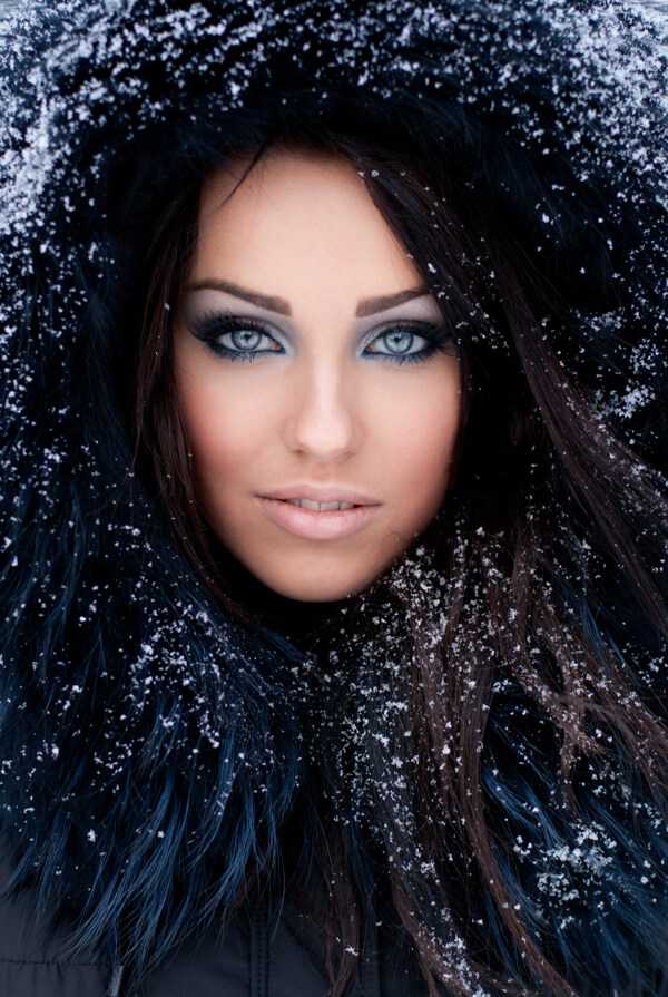 美女头发上的雪花图片