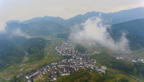 升起袅袅炊烟的村庄和连绵的青山