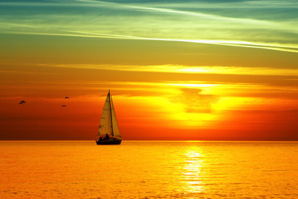 唯美夕阳下帆船风景图片