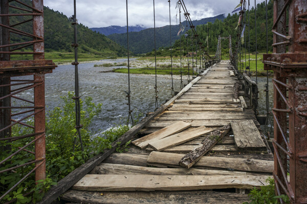 河面上的木桥图片