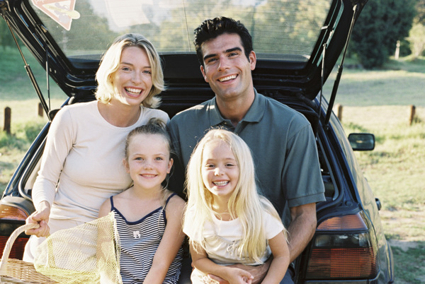开车旅行的幸福家庭图片