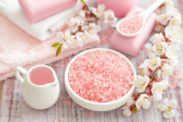 粉色浴盐与桃花图片