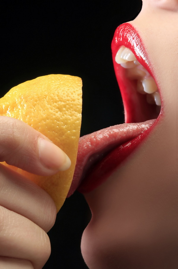 吃柠檬时的性感女性嘴唇特写图片