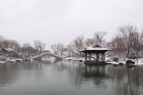 雪后的大明湖水香亭图片