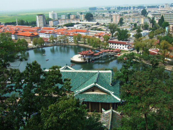 朝鲜城市里的公园风景图片